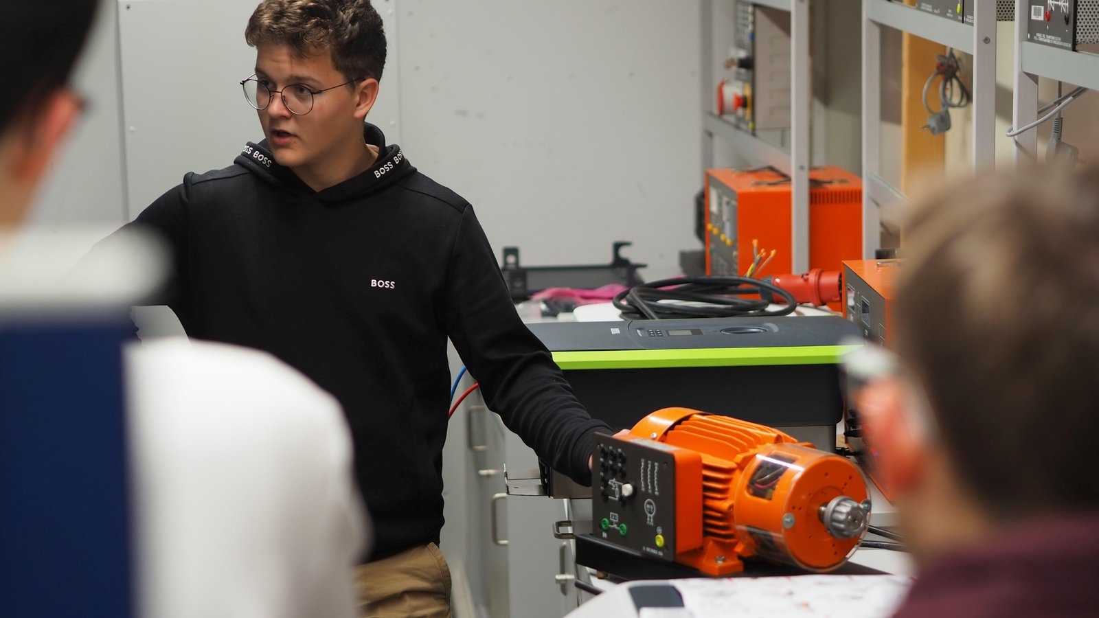 Julian erklärt an einem Motor